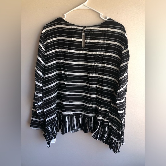Gap women’s size XXL black and white long sleeve shirt. NWT. - Picture 4 of 5
